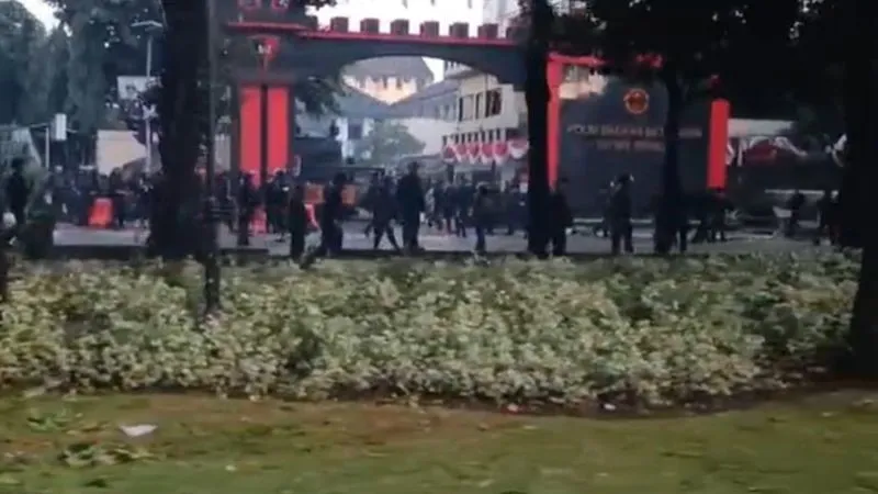 Anggota berseragam antiteror masih melakukan penjagaan ketat di depan Mako Brimob Kwitang