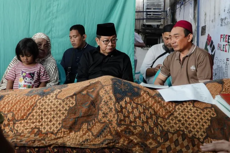 Gubernur DKI Jakarta Pramono Anung Wibowo melayat ke rumah duka Affan Kurniawan 
