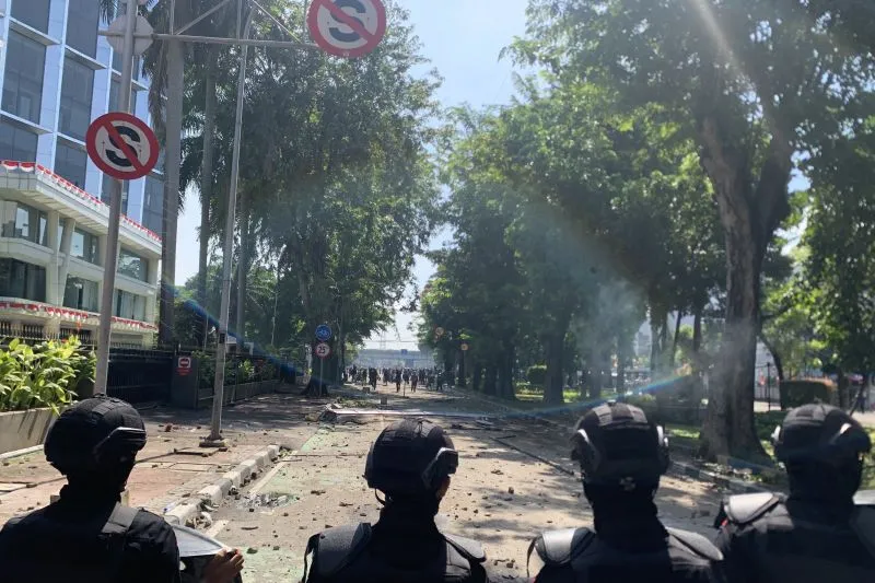 Petugas Brimob membagun barikade di depan Mako Brimob 