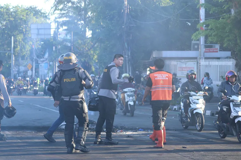 Bentrokan antara massa dengan aparat kepolisian di kawasan Jakarta Timur