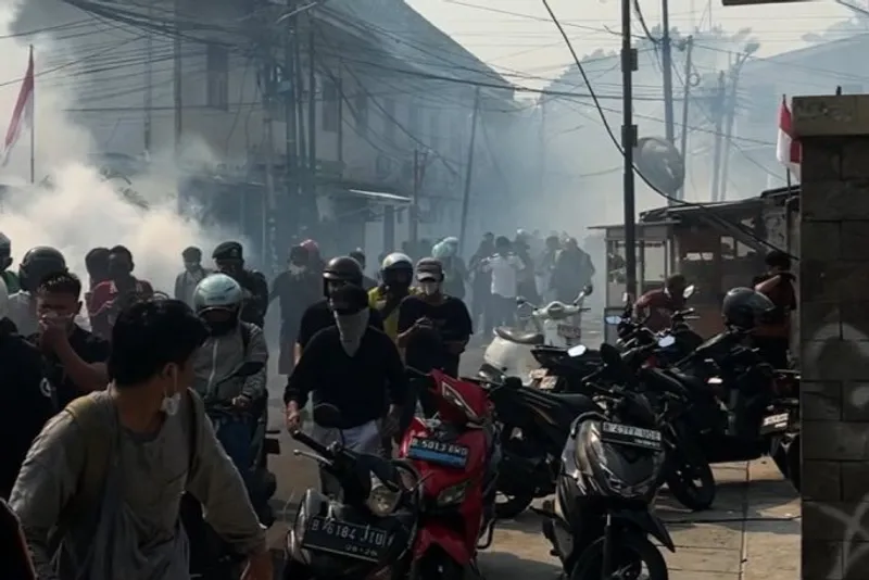 Massa pengunjuk rasa berhamburan saal personel Satuan Brimob Polda Metro Jaya membubarkan massa Massa pengunjuk rasa berhamburan saal personel Satuan Brimob Polda Metro Jaya membubarkan massa unjuk rasa dengan menembakkan gas air mata di depan Mako Brimob, Kwitang, Jakarta Pusat, Jumat sore (29/8/2025). ANTARA/Hatianto