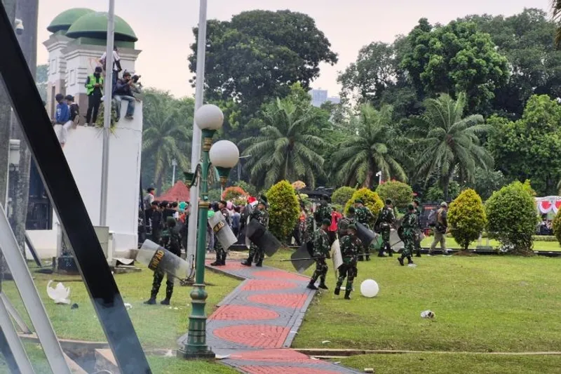 Sejumlah personel TNI AD mencoba untuk meredam amarah para demonstran di DPR
