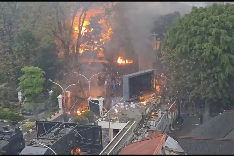 Situasi saat massa demonstrasi membakar aset bangunan milik MPR RI di Kota Bandung