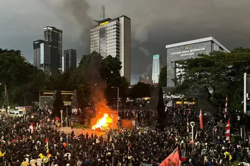 mahasiswa melakukan unjuk rasa di Polda Metro Jaya