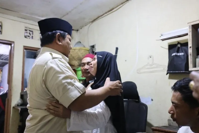 Presiden RI Prabowo Subianto saat melayat ke rumah duka pengendara ojol, Affan Kurniawan