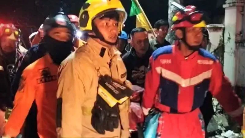 Tim penyelamat mengevakuasi korban yang terjebak saat kejadian pembakaran Kantor DPRD Kota Makassar Tim penyelamat mengevakuasi korban yang terjebak kebakaran saat kejadian pembakaran Kantor DPRD Kota Makassar, Sulawesi Selatan, Sabtu (30/8/2025) dini hari. ANTARA/Darwin Fatir.