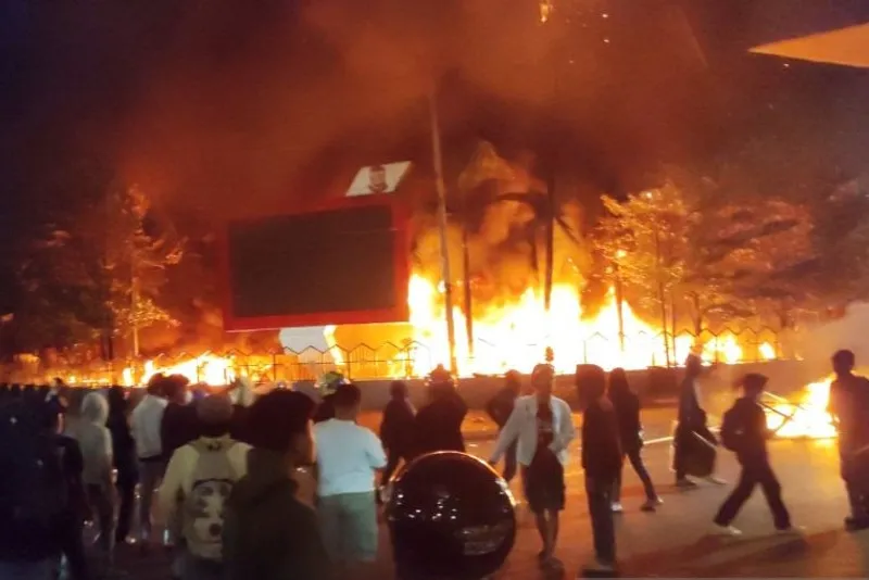 Masyarakat menyaksikan saat detik-detik Kantor DPRD Kota Makassar ludes terbakar