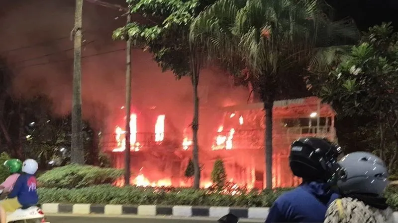 Pos polisi di Taman Bungkul Surabaya Pos polisi di Taman Bungkul Surabaya, Jawa Timur yang dibakar massa. ANTARA/Willi Irawan