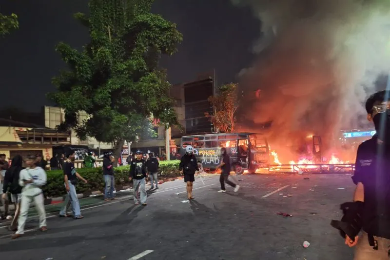 Massa membakar dua unit bus polisi yang terparkir di eks gedung Mapolres Metro Jakarta Pusat