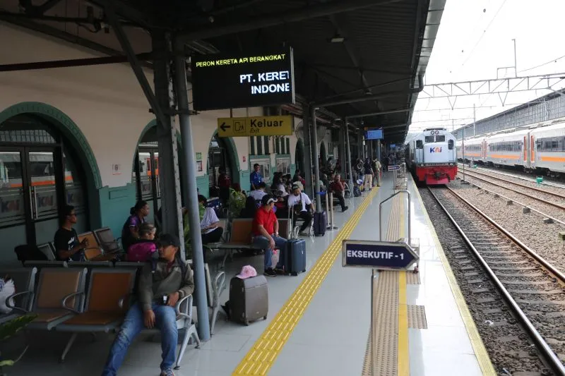Penumpang kereta api di Stasiun Pasar Senen