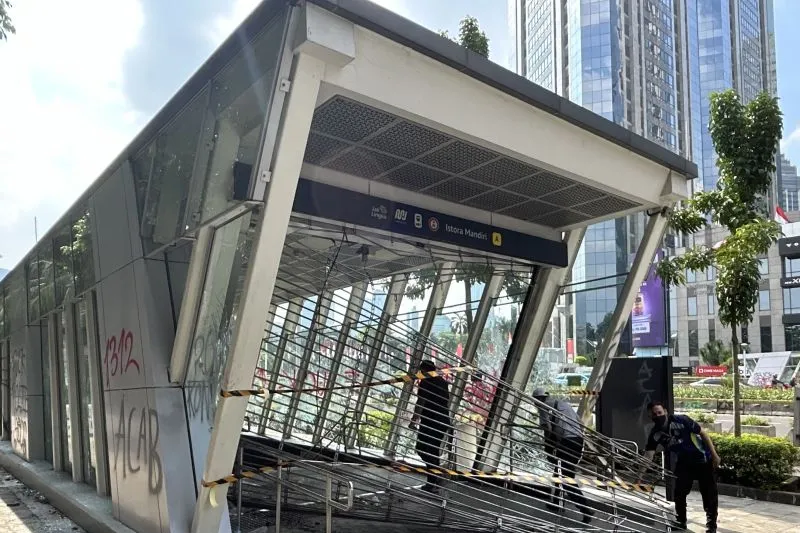 Petugas MRT Jakarta menginspeksi kondisi Halte Istora Senayan Petugas MRT Jakarta menginspeksi kondisi Halte Istora Senayan I di Jakarta Selatan, Sabtu (30/8/2025). (ANTARA/Kuntum Riswan).