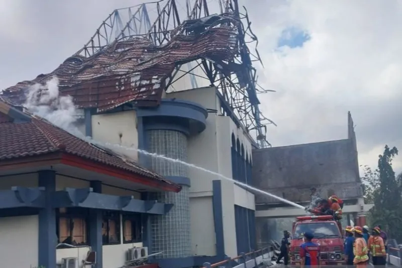 sisa-sapi api yang membakar Gedung DPRD NTB