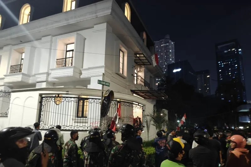 Massa menjarah barang berharga dari rumah Anggota DPR RI Eko Hendro Purnomo