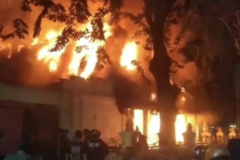 Warga saat melihat Gedung Negara Grahadi Surabaya