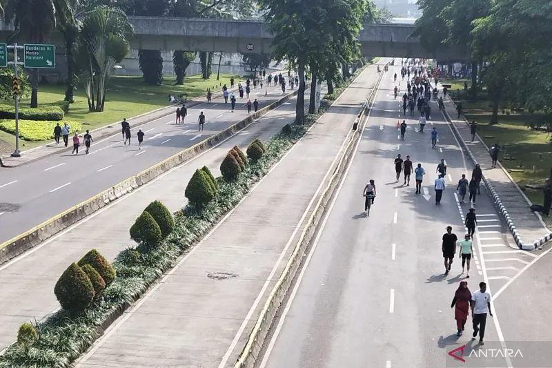 Sejumlah warga beraktivitas saat pemberlakuan Car Free Day di Jalan Sudirman
