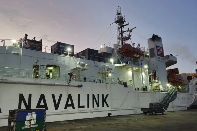 Kapal yang memperbaiki jaringan SKKL Sulawesi-Maluku-Papua Cable System