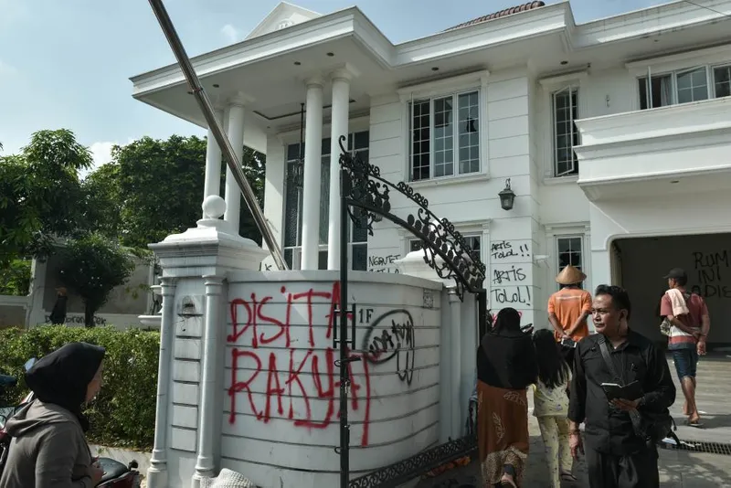 antarafoto-kondisi-rumah-anggota-dpr-uya-kuya-1756612978-1