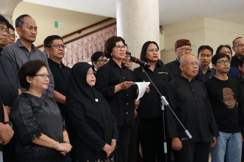 Rektor UGM Prof. Ova Emilia membacakan seruan moral