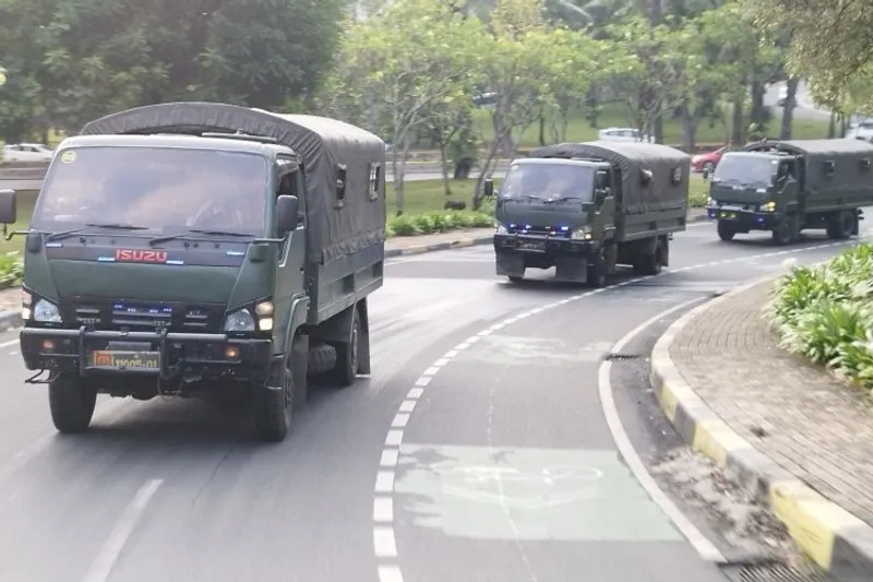 Tiga truk mengangkut prajurit Kodam Jaya berpatroli di kawasan Semanggi Tiga truk mengangkut prajurit Kodam Jaya berpatroli di kawasan Semanggi, Jakarta, Minggu (31/8/2025). Kodam Jaya berkomitmen menjaga keadaan dan keamanan di lingkup kerjanya tetap terjaga baik, terkhusus setelah rangkaian demonstrasi belakangan ini. ANTARA/Bagus A Rizaldi