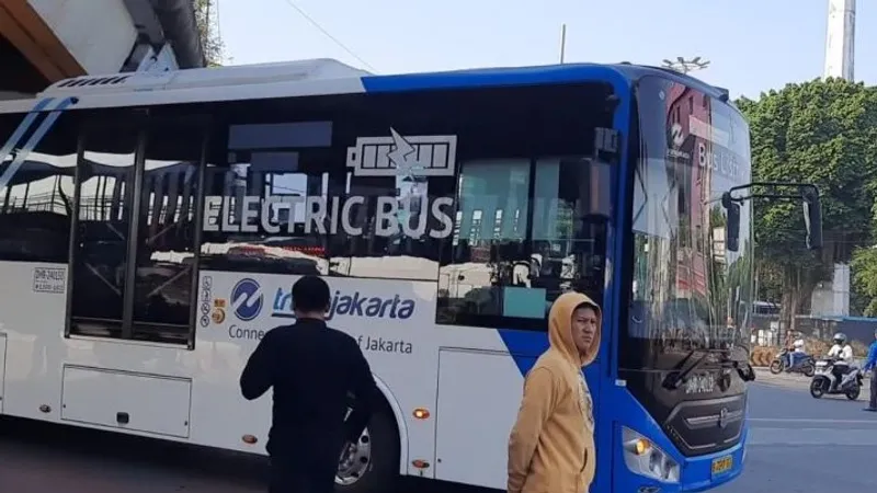 Bus Transjakarta melintasi kawasan Senen