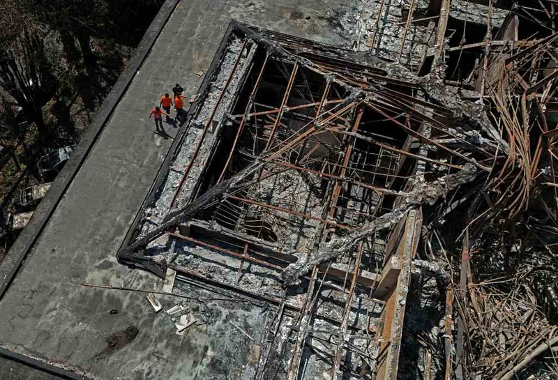 antarafoto-olah-tkp-pembakaran-gedung-dprd-makassar-1756727591-1