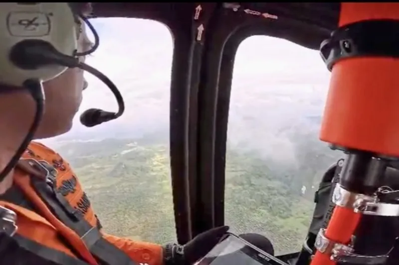 Tim SAR saat operasi pencarian jalur udara hari kedua terhadap helikopter hilang di Mentewe Kalsel