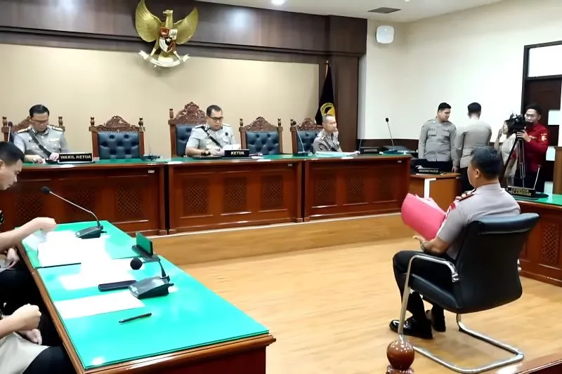 Kompol K menjalani sidang etik di ruang sidang di Gedung TNCC Mabes Polri