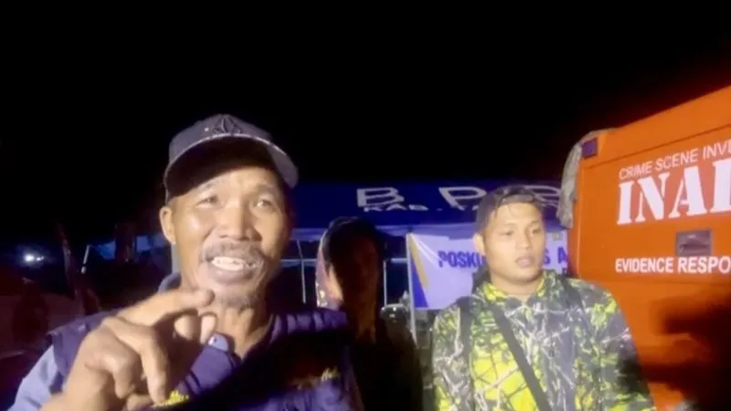 Warga lokal Remisor (kiri) yang pertama melihat bangkai helikopter jatuh di Mentewe Kalsel