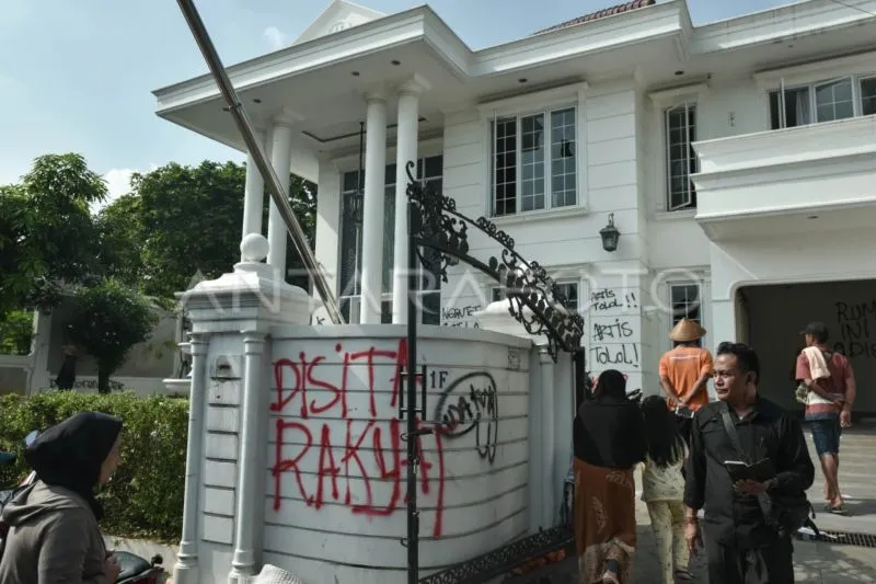 Sejumlah massa tidak dikenal mendatangi rumah Anggota DPR Surya Utama atau Uya Kuya