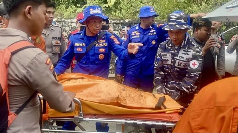 Tim SAR mengevakuasi potongan jasad dalam kantong jenazah korban helikopter jatuh di mentewe
