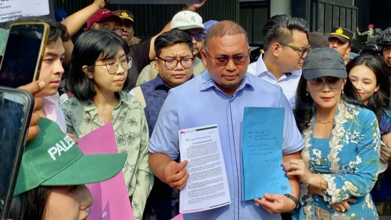 DPR RI menerima dokumen tuntutan rakyat 17+8 di Gerbang Pancasila Gedung DPR