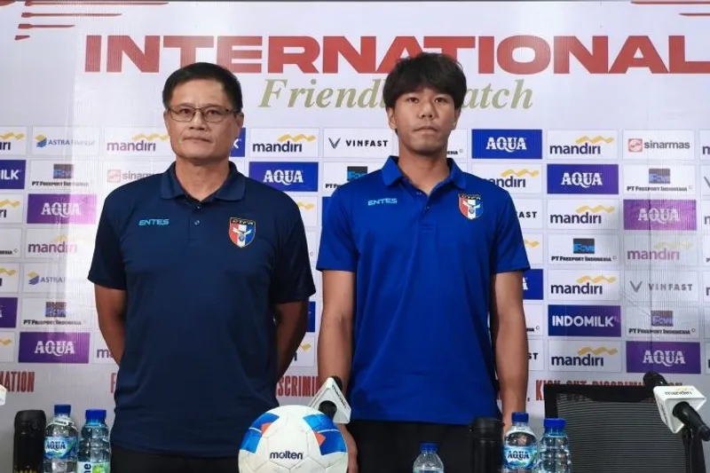 Pelatih Tim Nasional Taiwan Che-Ming Huang Pelatih Tim Nasional Taiwan Che-Ming Huang (kiri) bersama pemainnya Chiu-Lin Huang (kanan) foto bersama usai konferensi pers FIFA Match Day di Stadion GBT Surabaya, Kamis (4/9/2025) malam. ANTARA/Naufal Ammar Imaduddin