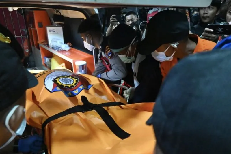 Tim SAR memindahkan jasad kroban helikopter jatuh di mentewe kalsel dari ambulans ke ruang mayat