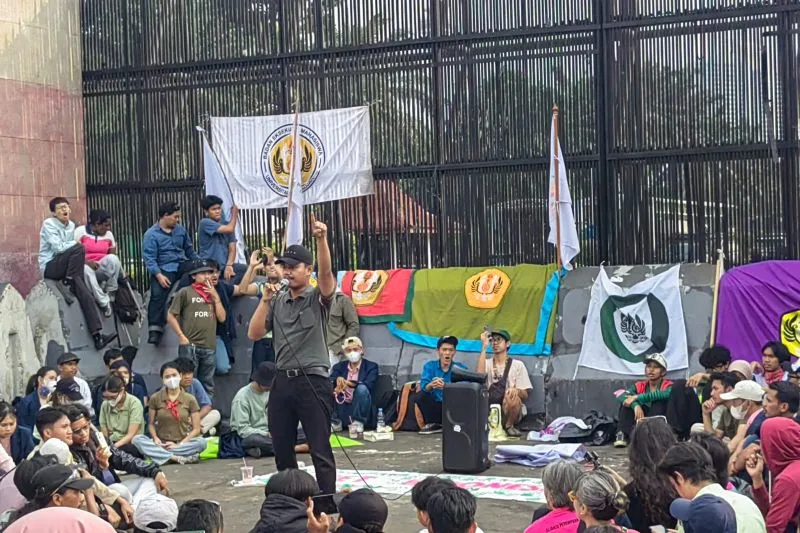 BEM Unpad bersama koalisi masyarakat sipil menggelar aksi di halaman depan Gedung DPR