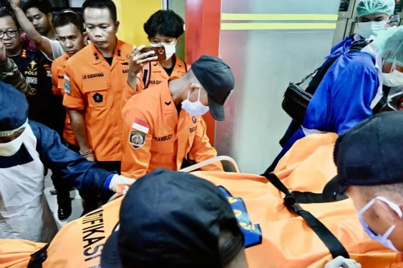 Tim SAR membawa jasad korban helikopter jatuh dari ambulans ke ruang mayat untuk diidentifikasi