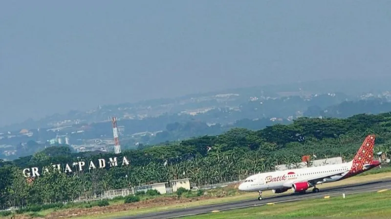 Sebuah pesawat bersiap tinggal landas di Bandara Ahmad Yani Semarang