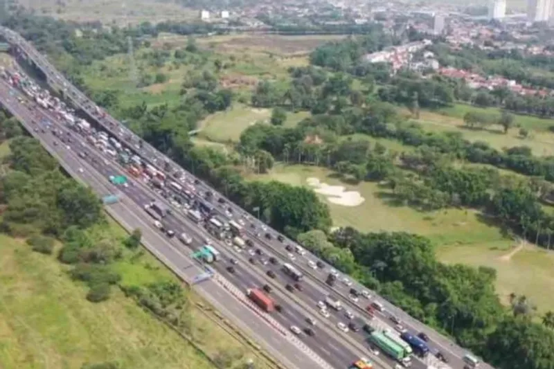 arus lalu lintas kendaraan mulai terpantau di Ruas Jalan Layang MBZ Lonjakan arus lalu lintas kendaraan mulai terpantau di Ruas Jalan Layang MBZ pada periode libur panjang Maulid Nabi Muhammad SAW, Jumat.ANTARA/Pradita Kurniawan Syah.