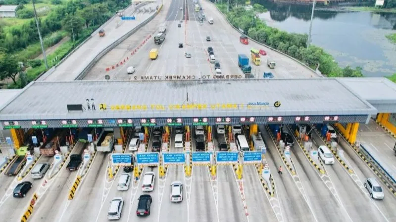 Kendaraan melintas Gerbang Tol Cikampek Utama