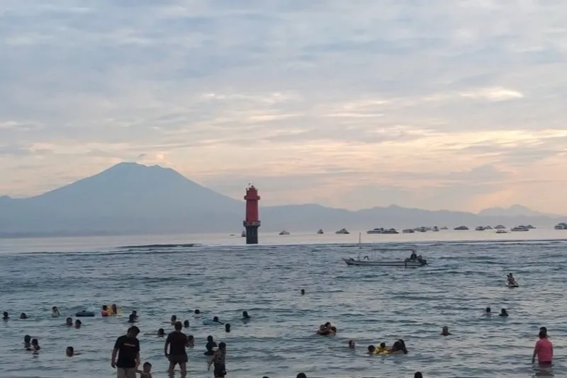 Wisatawan menikmati pesisir Pantai Sanur di Denpasar