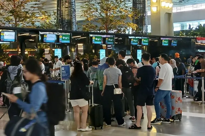 beraktivitas di area Terminal 3 Bandara Internasional Soetta