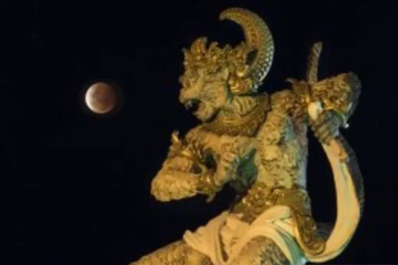 fenomena gerhana bulan total diamati di Taman Titi Banda Denpasar