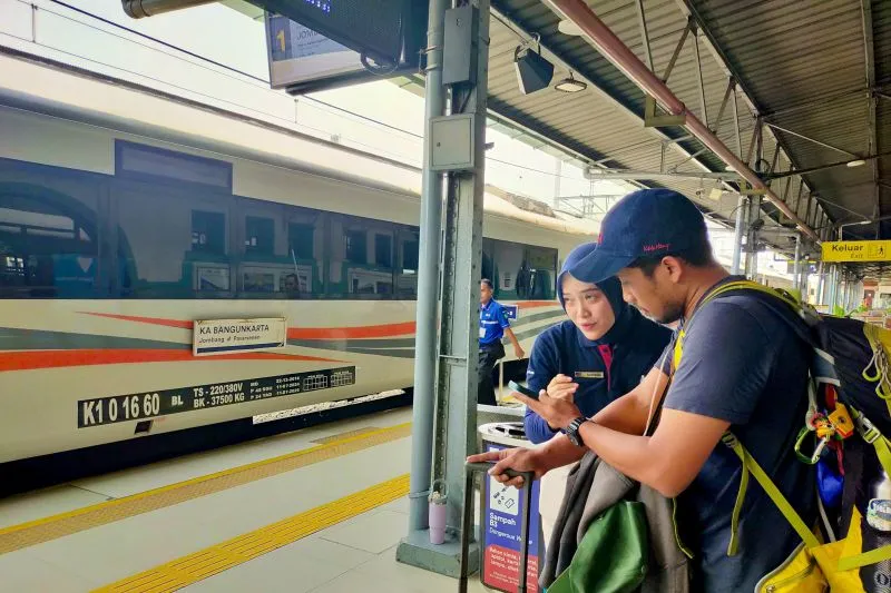 Calon penumpang bersiap menaiki kereta api. PT KAI Daerah Operasi 1 Jakarta