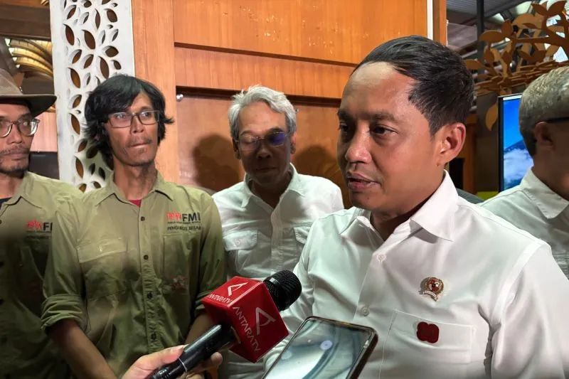 Menhut Raja Juli Antoni