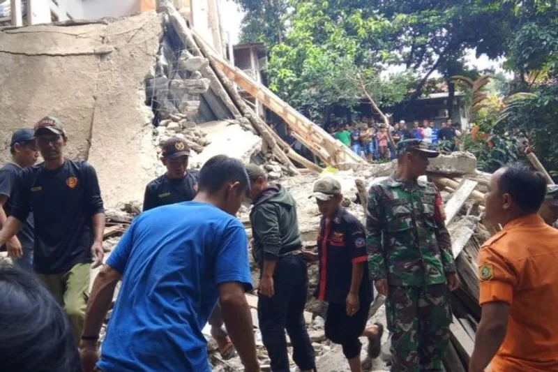 Tim gabungan melakukan evakuasi bangunan majelis ambruk di Kampung Ciapus Kompas