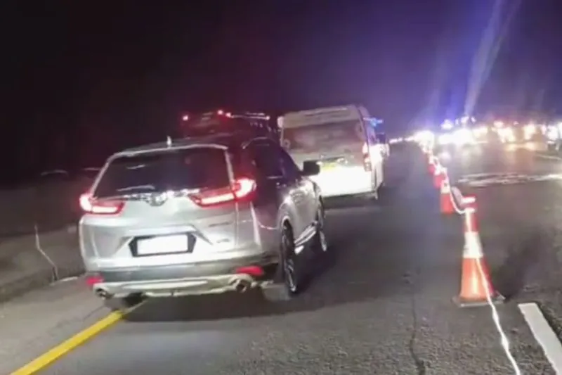 Petugas menerapkan rekayasa lalu lintas contraflow di ruas jalan Tol Jakarta-Cikampek 
