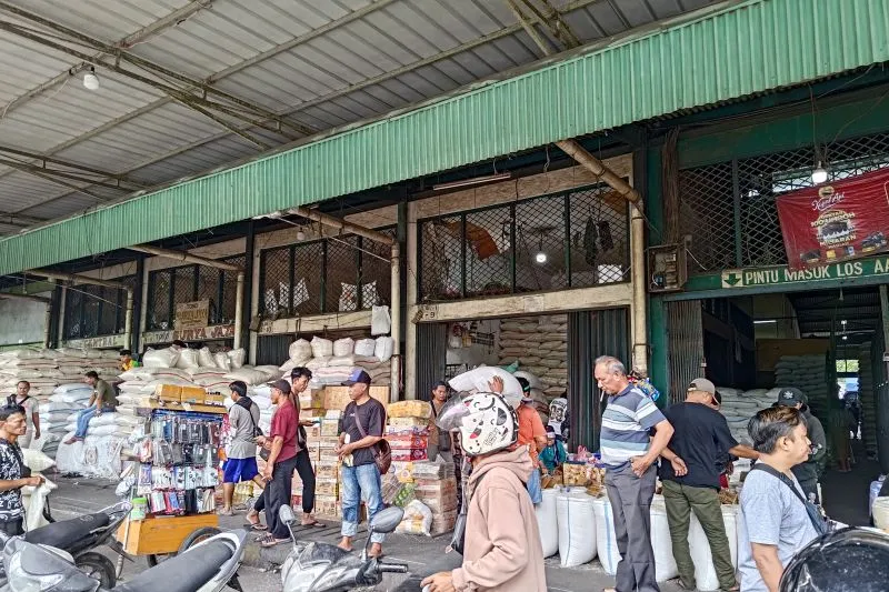 Sejumlah pedagang dan pembeli kembali meramaikan suasana di Pasar Induk Beras Cipinang (PIBC)