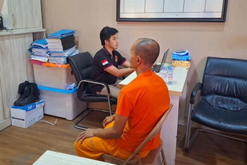 Petugas mengamankan pemilik pabrik beras oplosan berinisial SU (46) di Polres Serang