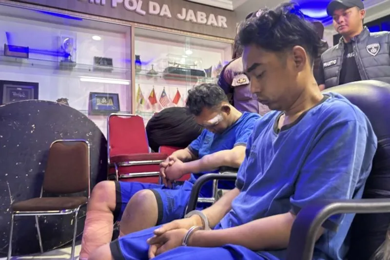 Kedua pelaku P dan R saat dihadirkan saat rilis kasus pembunuhan satu keluarga di Indramayu