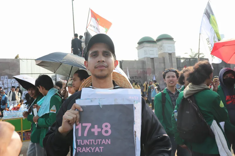 Influencer Andovida Lovez berunjuk rasa di dpr