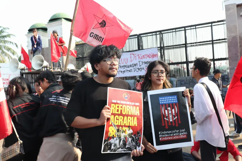 Influencer Ferry Irwandi saat menghadiri aksi unjuk rasa di depan Gedung DPR/MPR